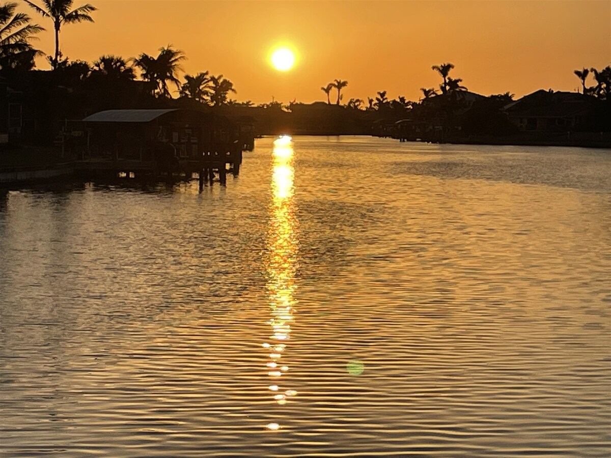 Veranda am Kanal mit Blick auf den Sonnenuntergang und privatem Bootsdock.