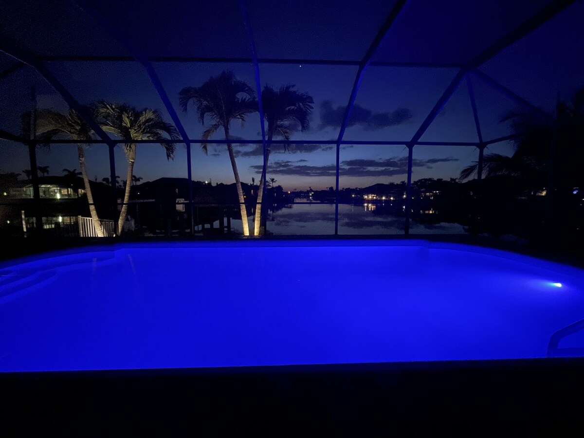 Veranda am Kanal mit Blick aufs Wasser bei Sonnenuntergang