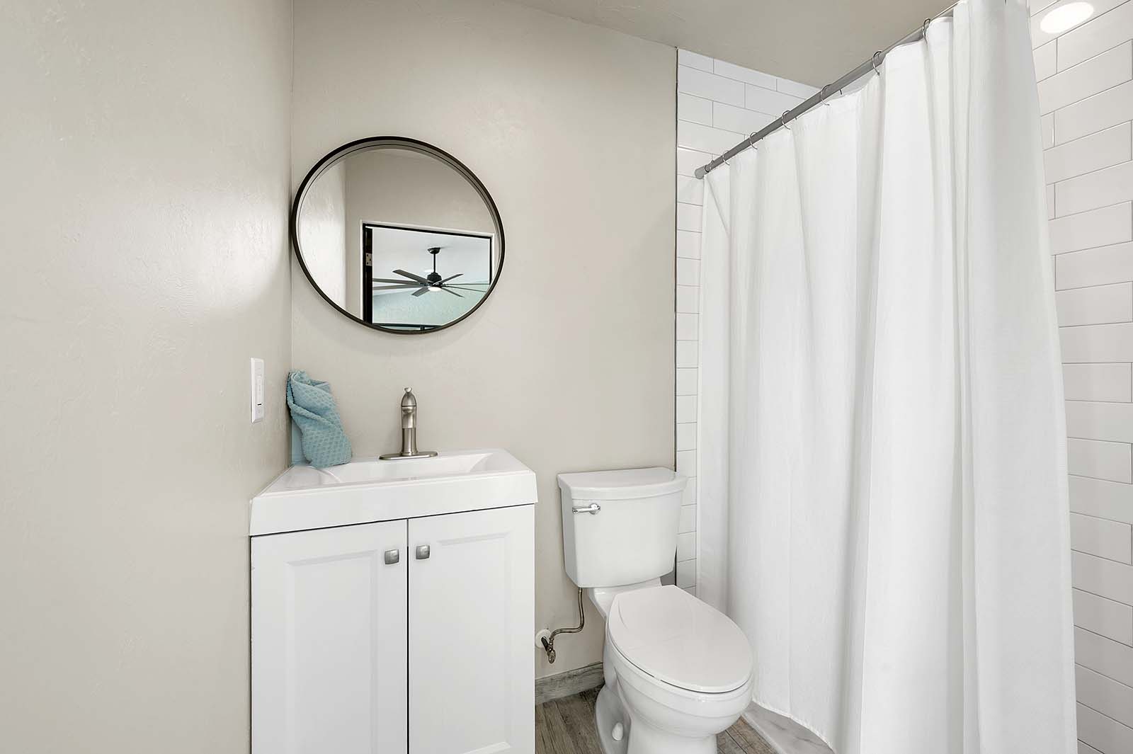 Blick auf den Kanal mit privatem Dock und Bootslift bei Sonnenuntergang.