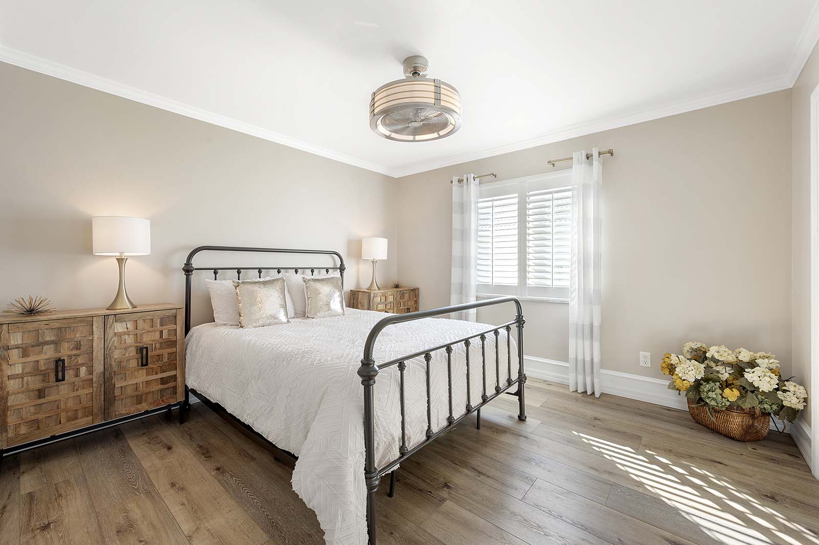 Blick vom privaten Dock auf den Kanal bei Sonnenuntergang.