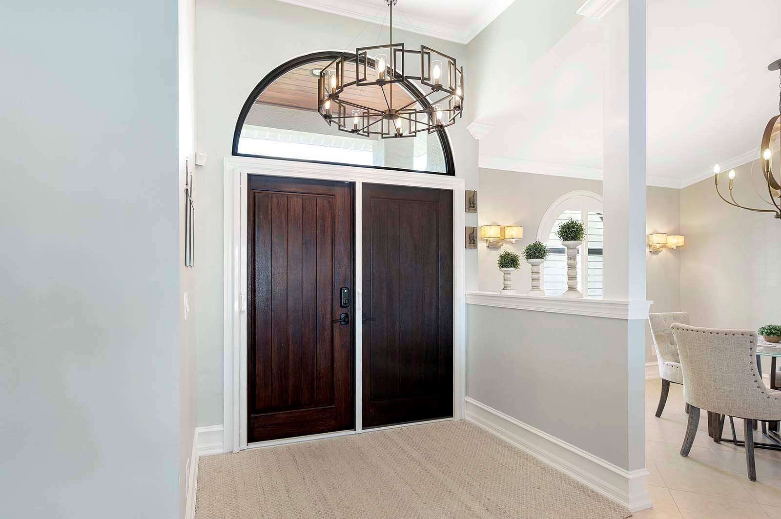 Wohnbereich mit Blick auf den Kanal und Zugang zur Terrasse.