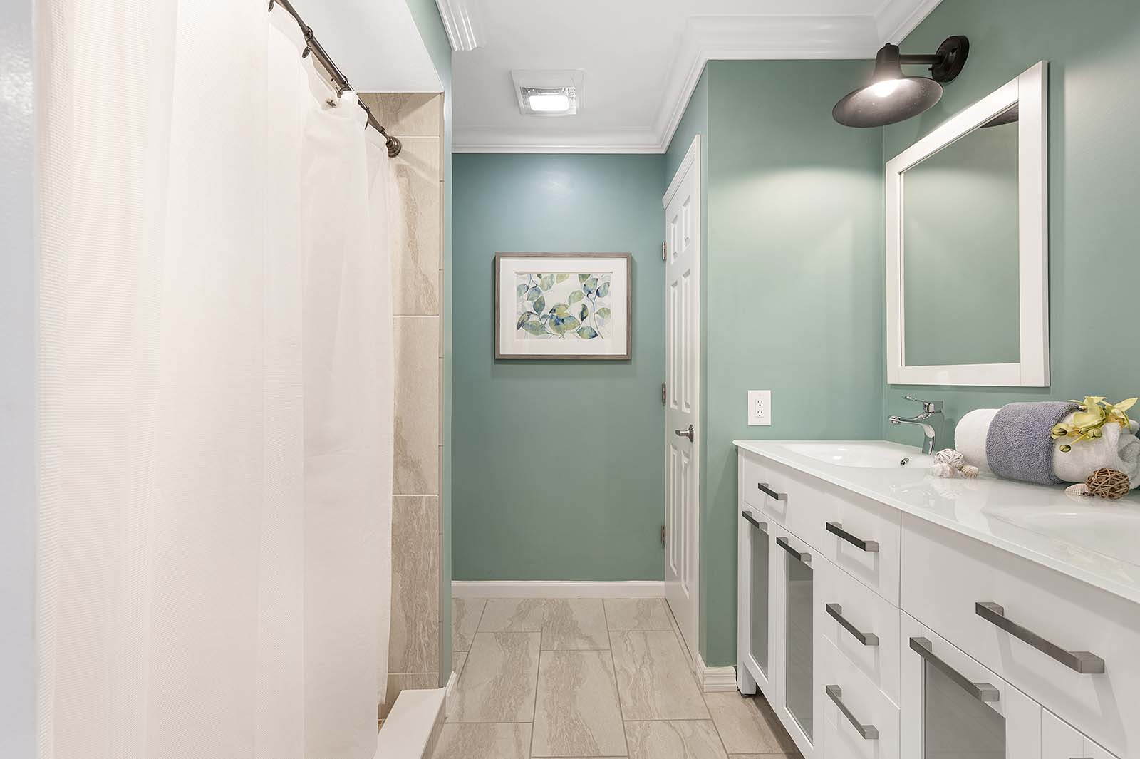 Veranda am Kanal mit privatem Dock und Blick auf den Sonnenuntergang.