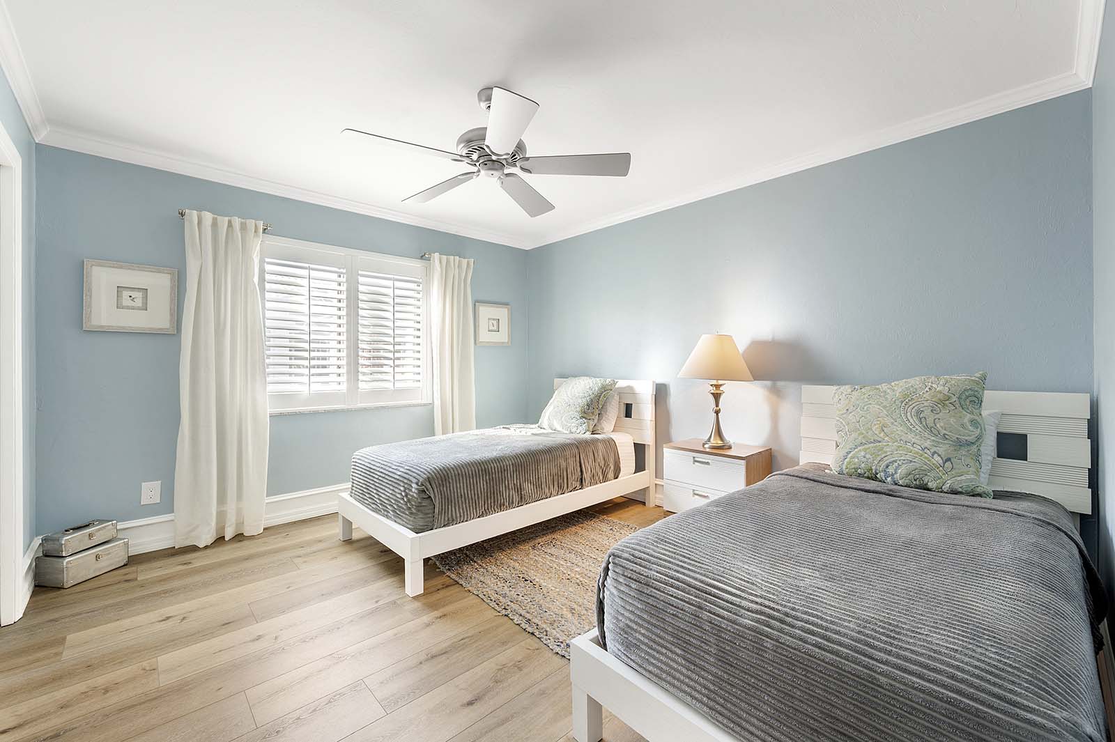 Veranda am Kanal mit Blick aufs Wasser bei Sonnenuntergang.