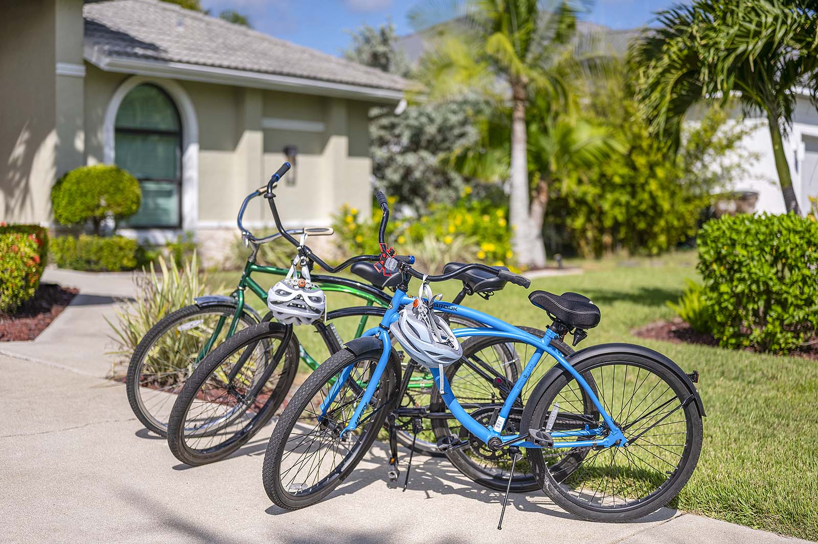 Veranda am Kanal mit privatem Dock und Blick auf den Sonnenuntergang.