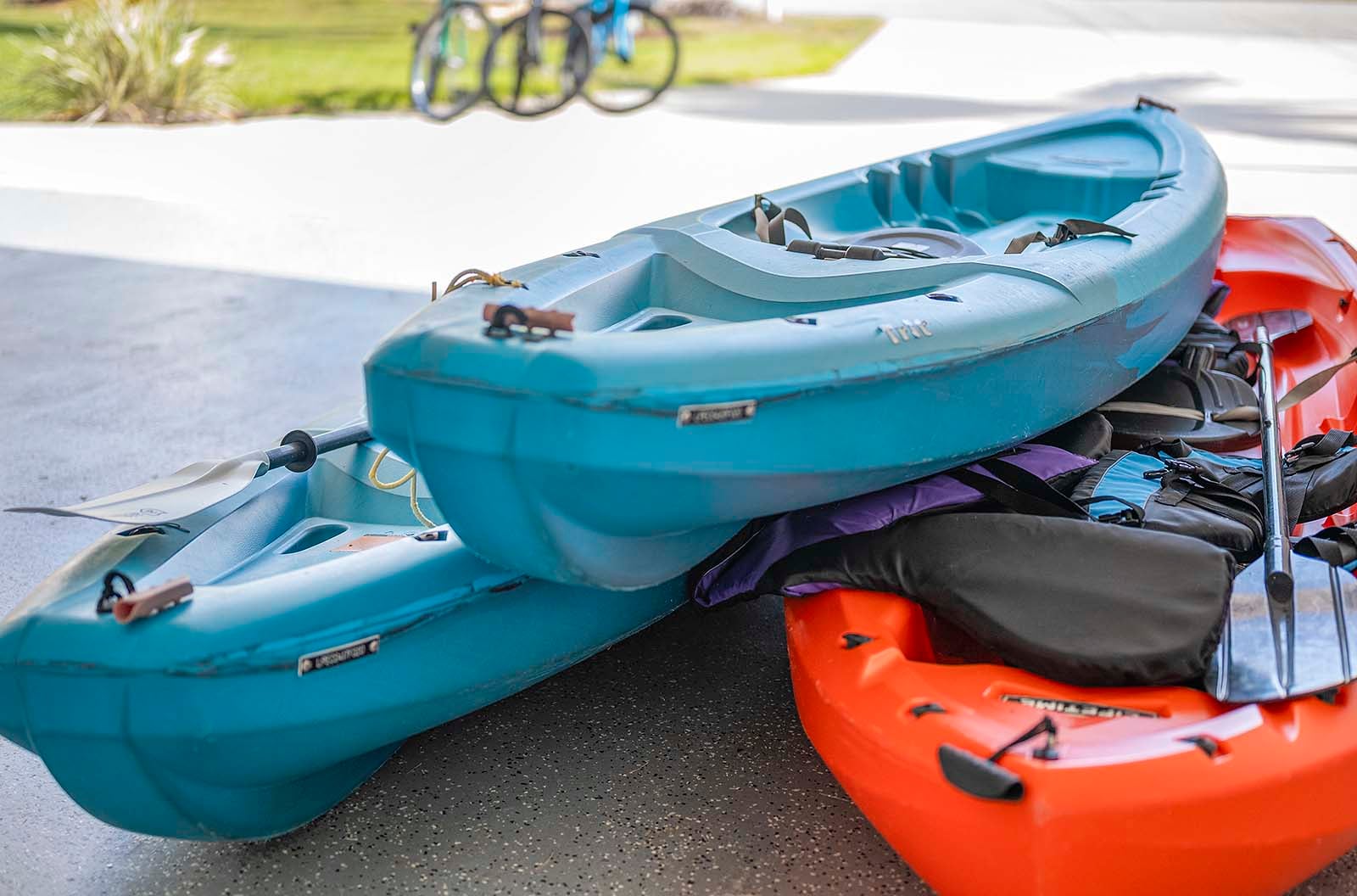 Veranda am Kanal mit privatem Dock und Bootslift bei Sonnenuntergang.