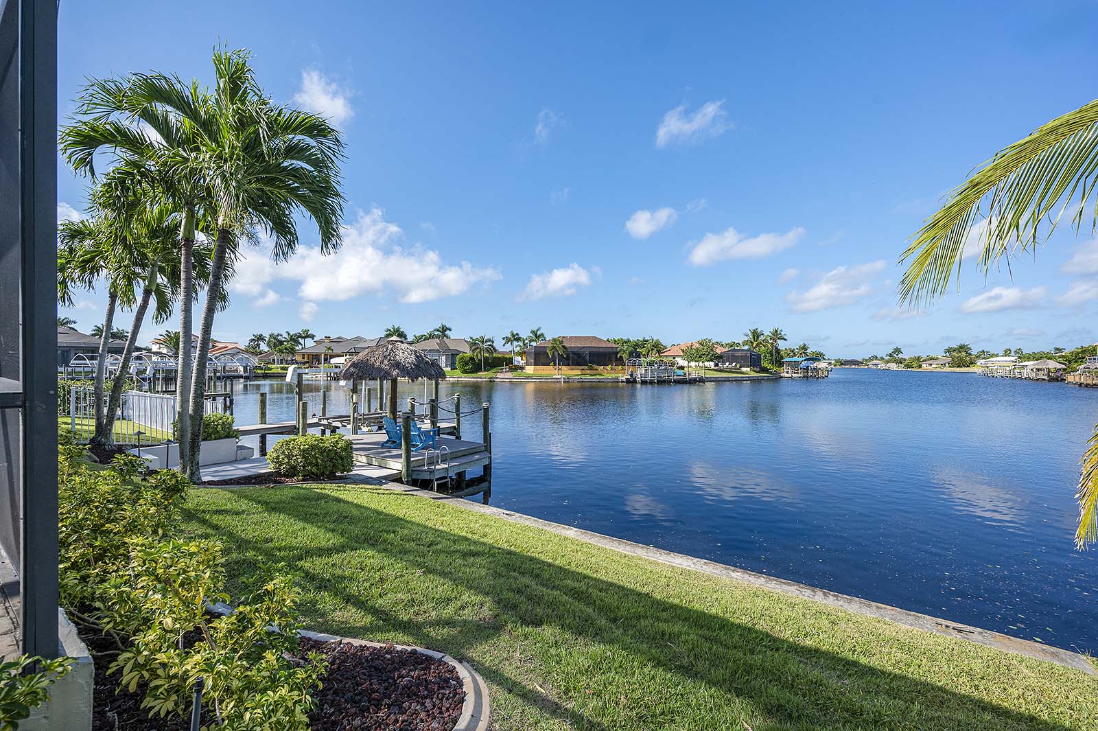 Blick vom privaten Dock auf den Kanal bei Sonnenuntergang.