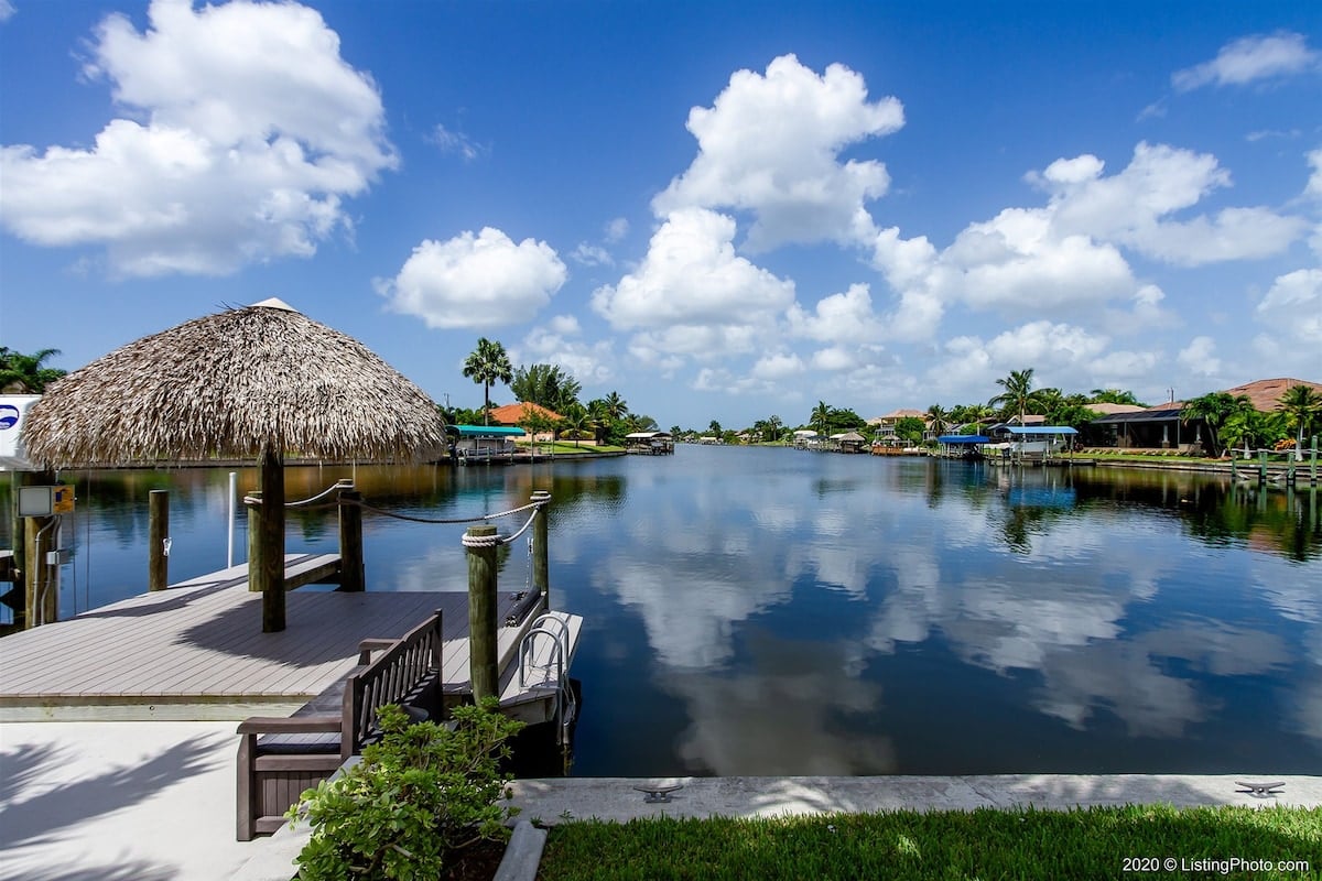 Veranda am Kanal mit Blick aufs Wasser bei Sonnenuntergang.