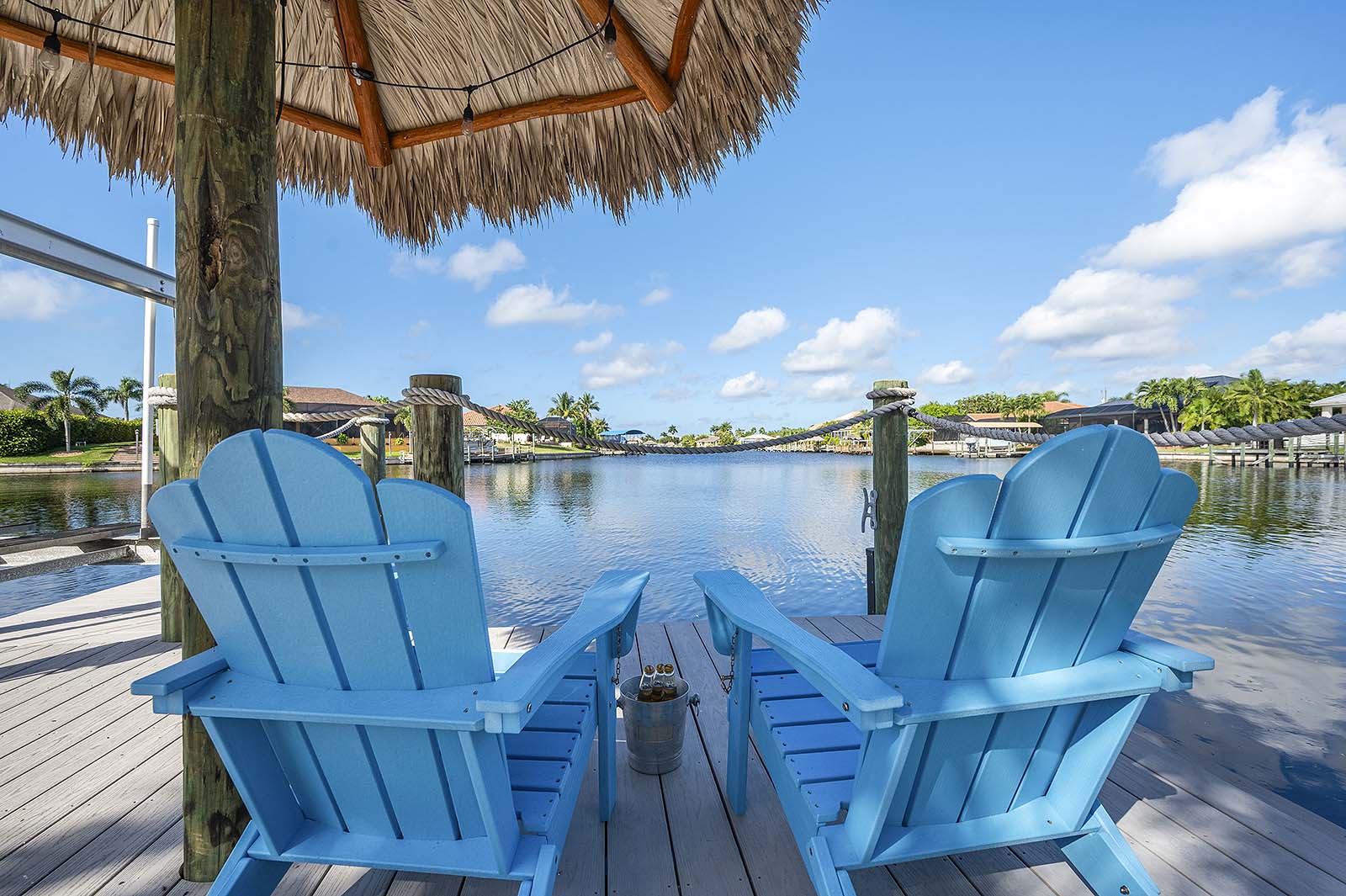 Veranda mit Blick auf den Kanal bei Sonnenuntergang, privates Dock mit Bootslift.