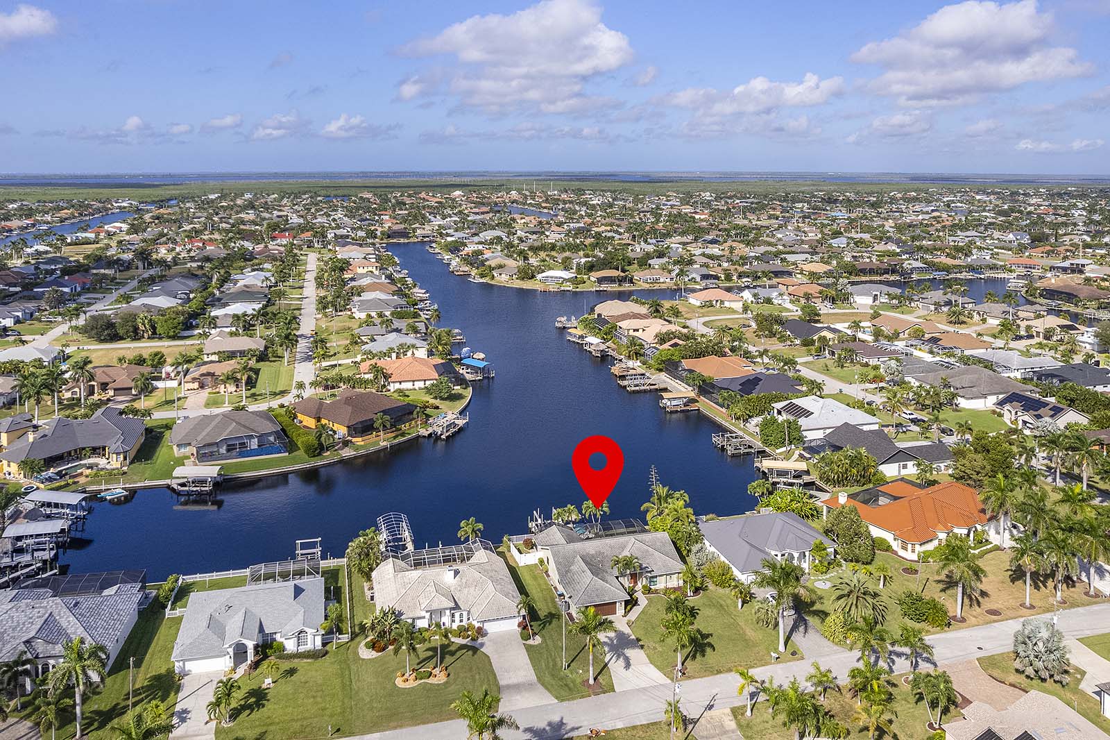 Veranda am Kanal mit Blick auf das Wasser bei Sonnenuntergang.