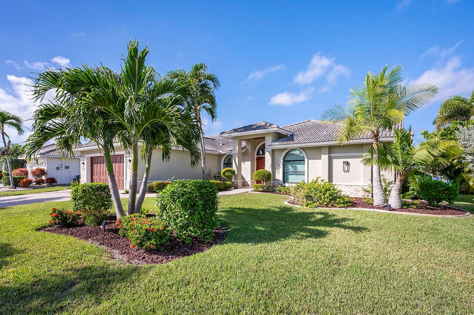 Sonnenuntergang über dem Kanal mit Blick auf privates Dock und Bootslift.