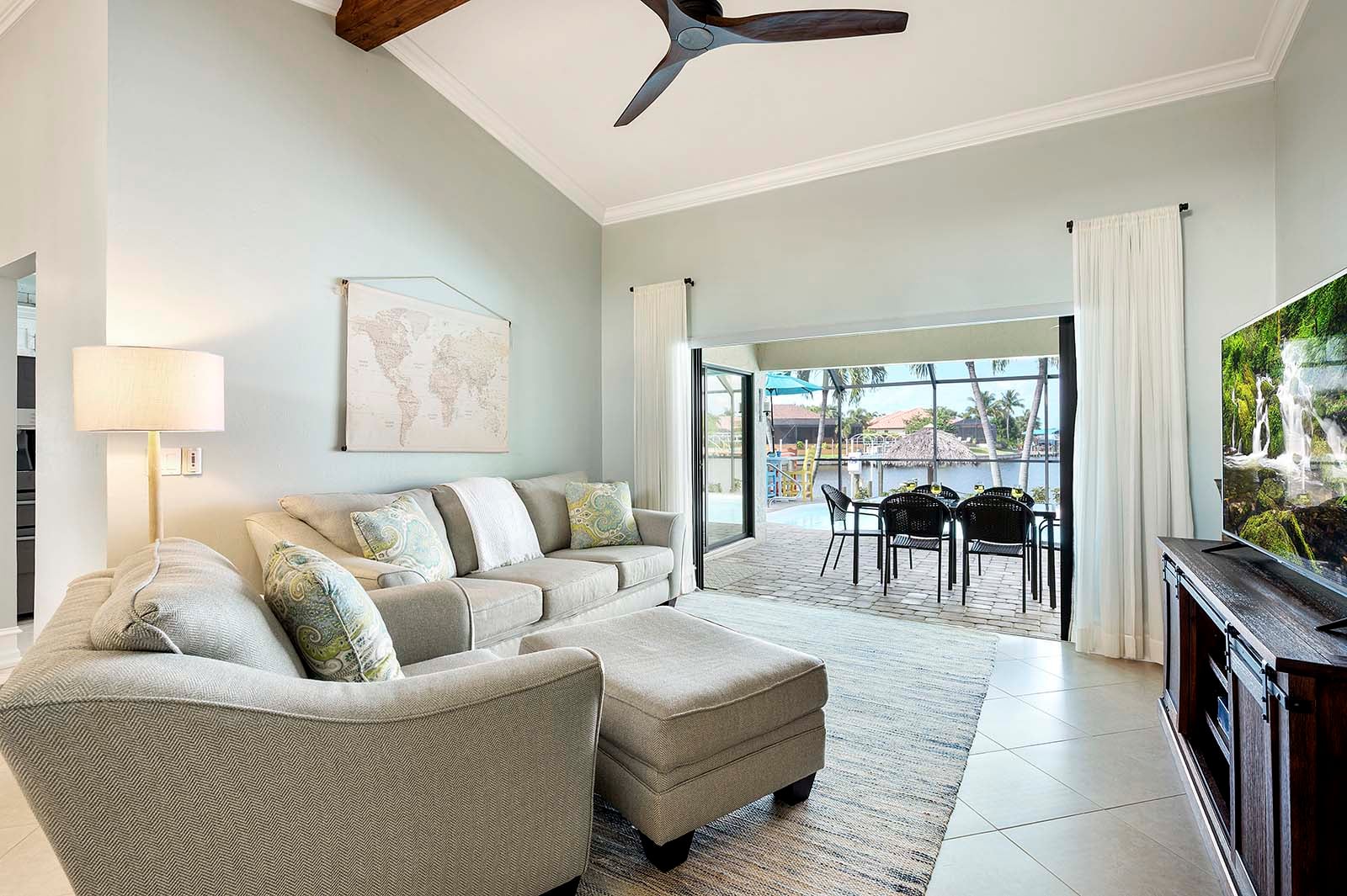 Veranda am Kanal mit privatem Dock und Blick auf den Sonnenuntergang.