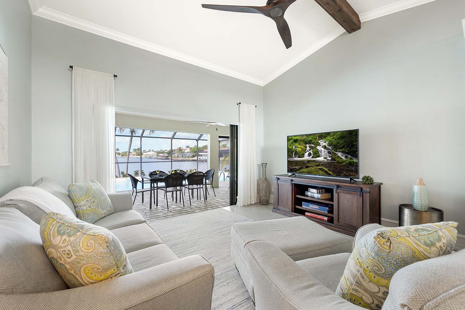 Privates Dock mit Bootslift am Kanal in SW Cape Coral.