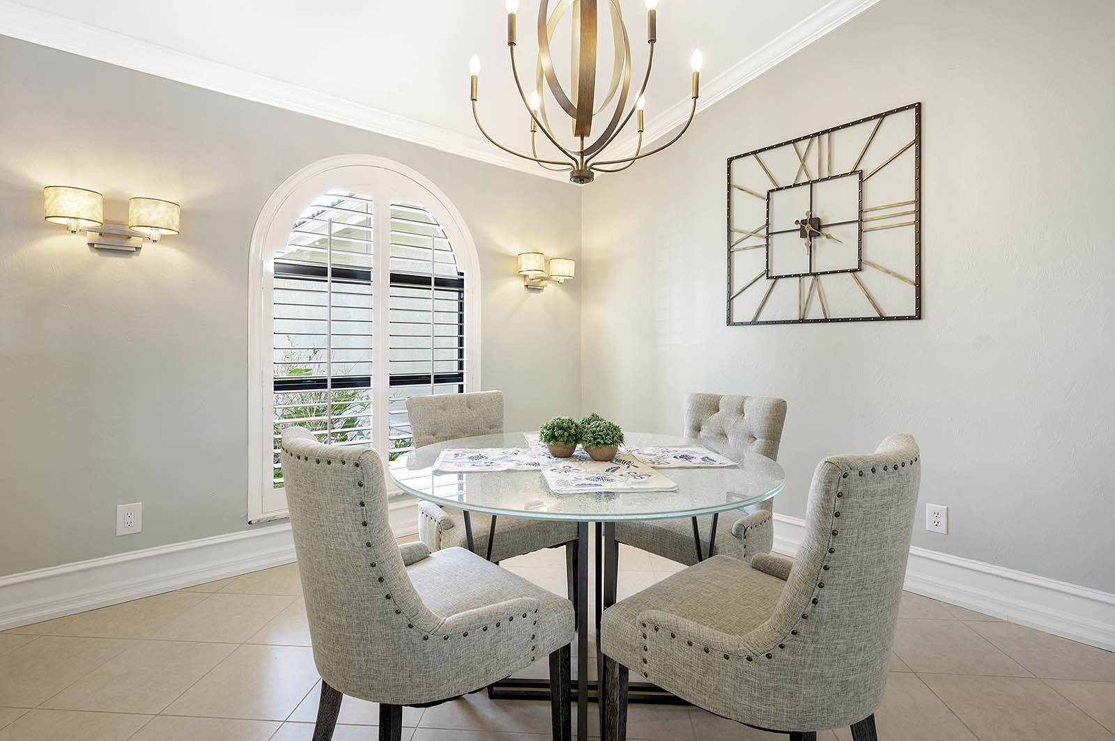 Veranda am Kanal mit Blick aufs Wasser bei Sonnenuntergang.