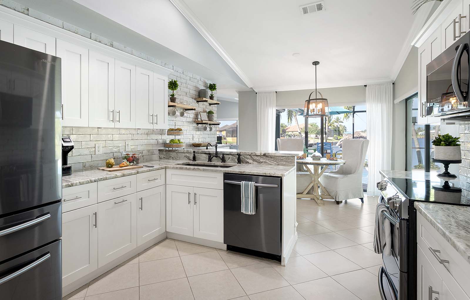 Veranda am Kanal mit Blick auf das Wasser bei Sonnenuntergang.