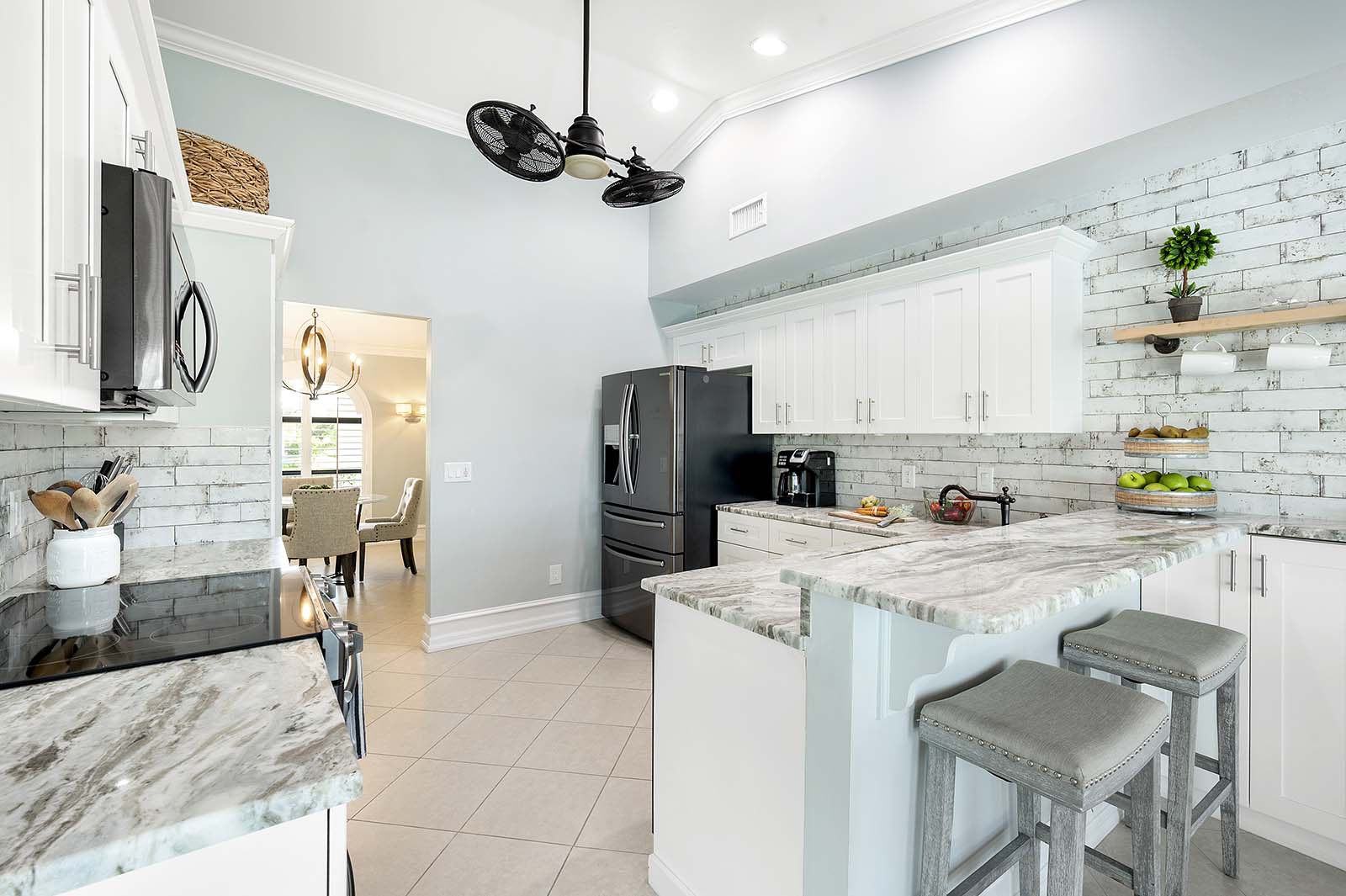 Blick auf den Kanal mit privatem Bootssteg und Bootslift bei Sonnenuntergang.