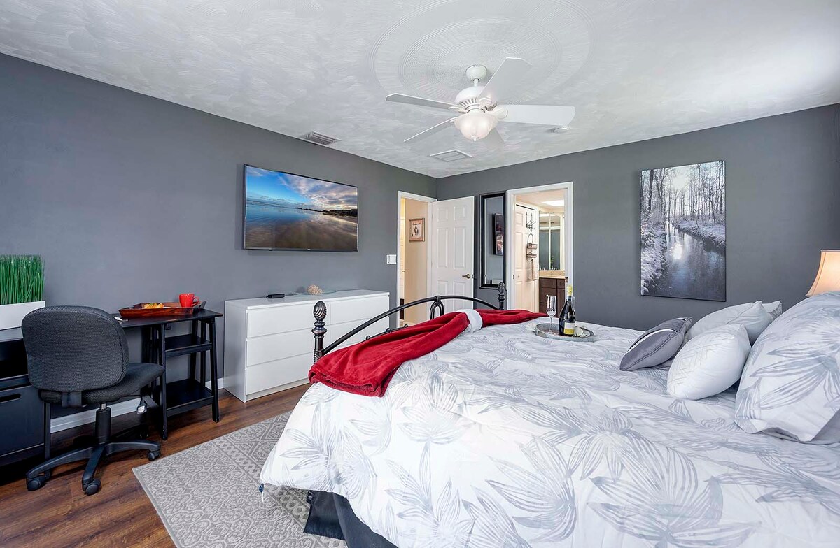 Wohnbereich mit Sofa und Sitzgelegenheiten.