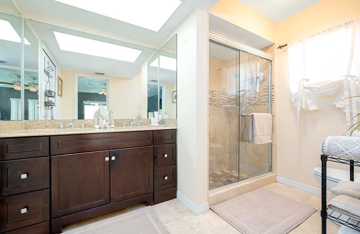 Wohnbereich mit Sofa und TV, offener Grundriss zum Essbereich.