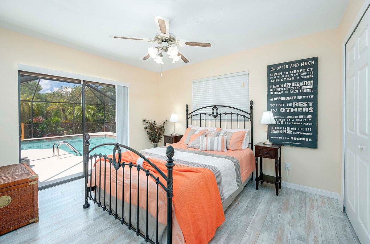 Wohnbereich mit Sofa und Sitzgelegenheiten zum Entspannen.