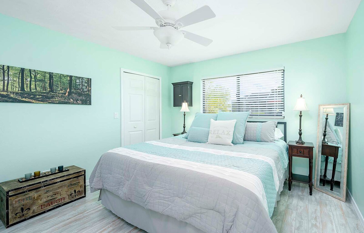 Wohnbereich mit Sofa und TV im offenen Grundriss