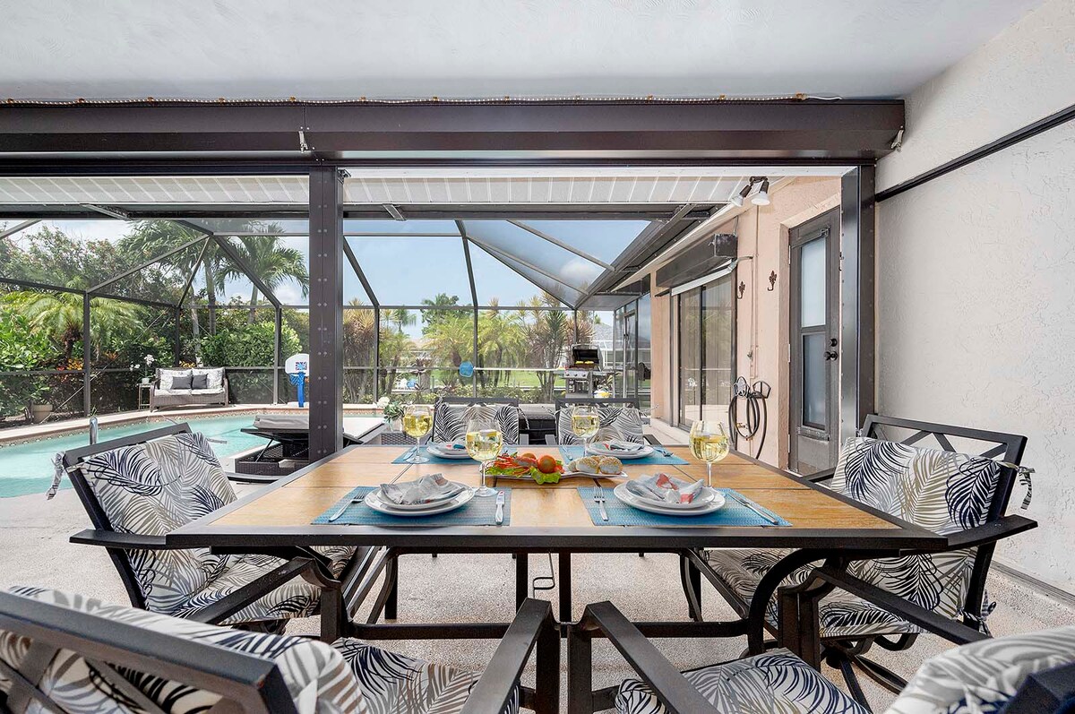 Wohn- und Essbereich mit Sitzgruppe und Blick zur Terrasse.