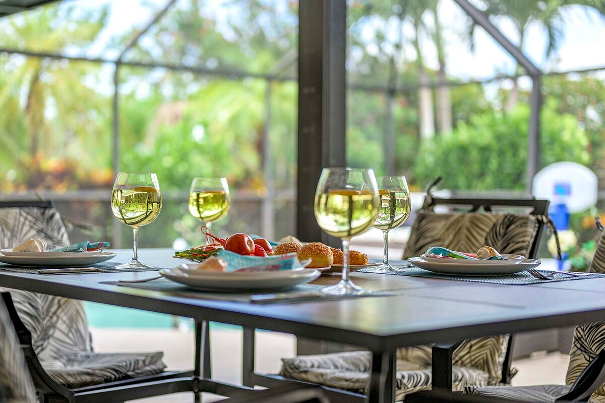 Wohnbereich mit Sofa und Smart-TV