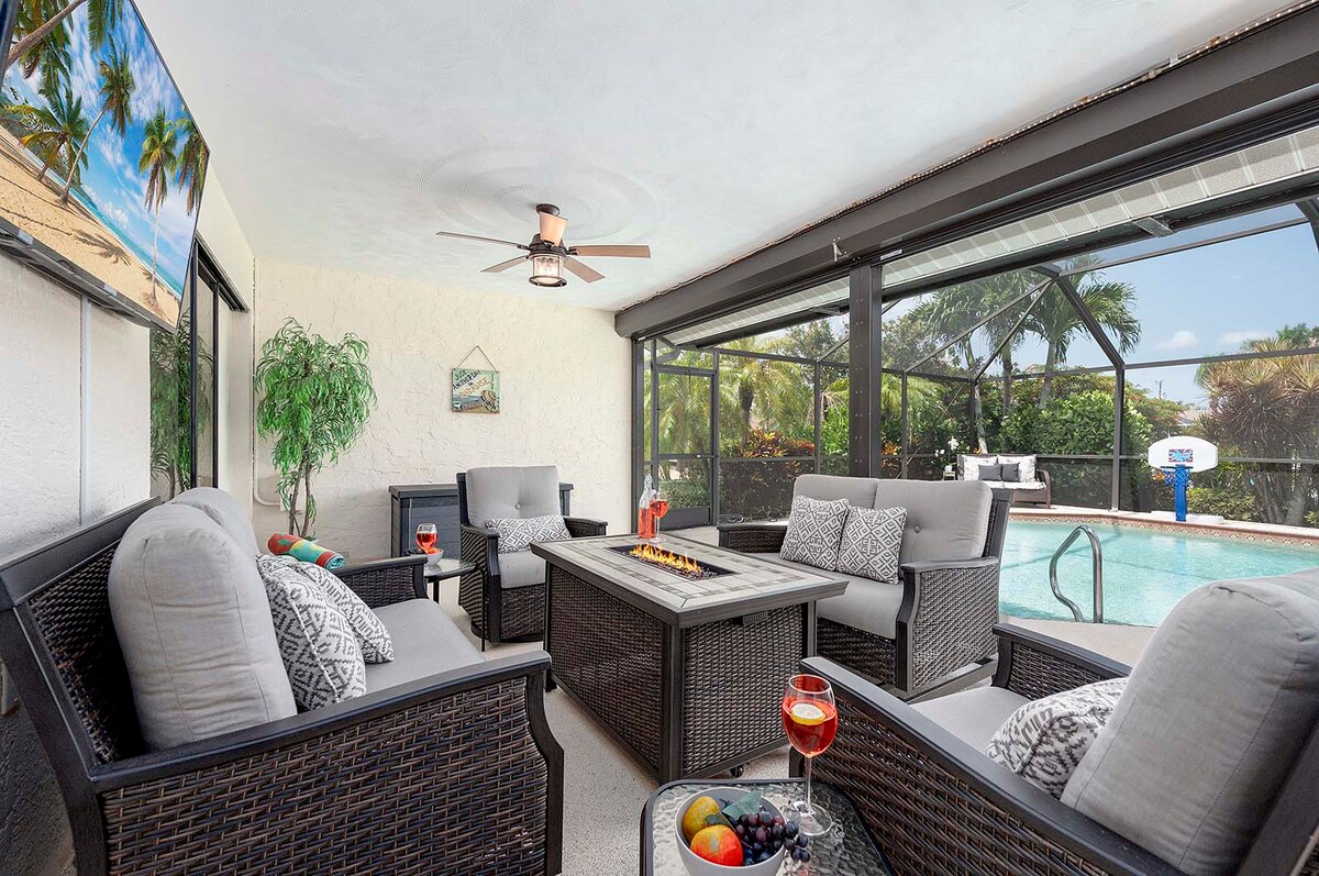 Wohnbereich mit Sofa und Sitzgelegenheiten