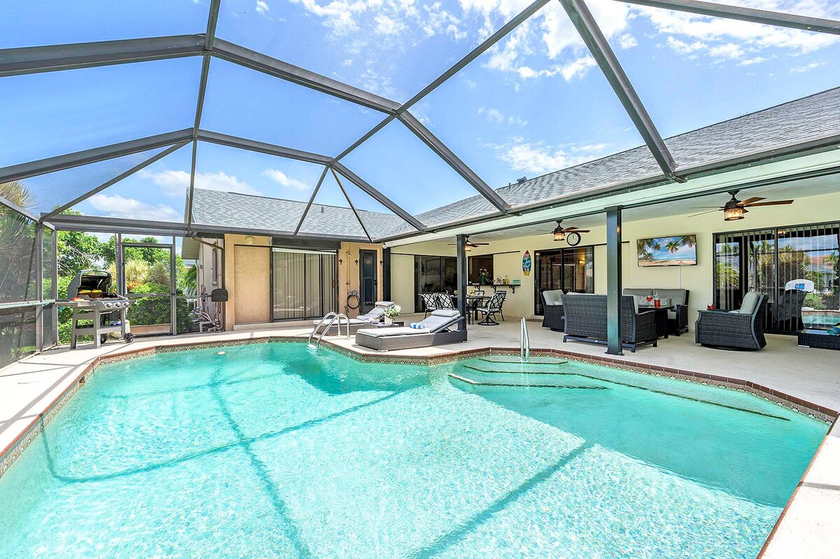 Wohnbereich mit Sofa und Smart-TV