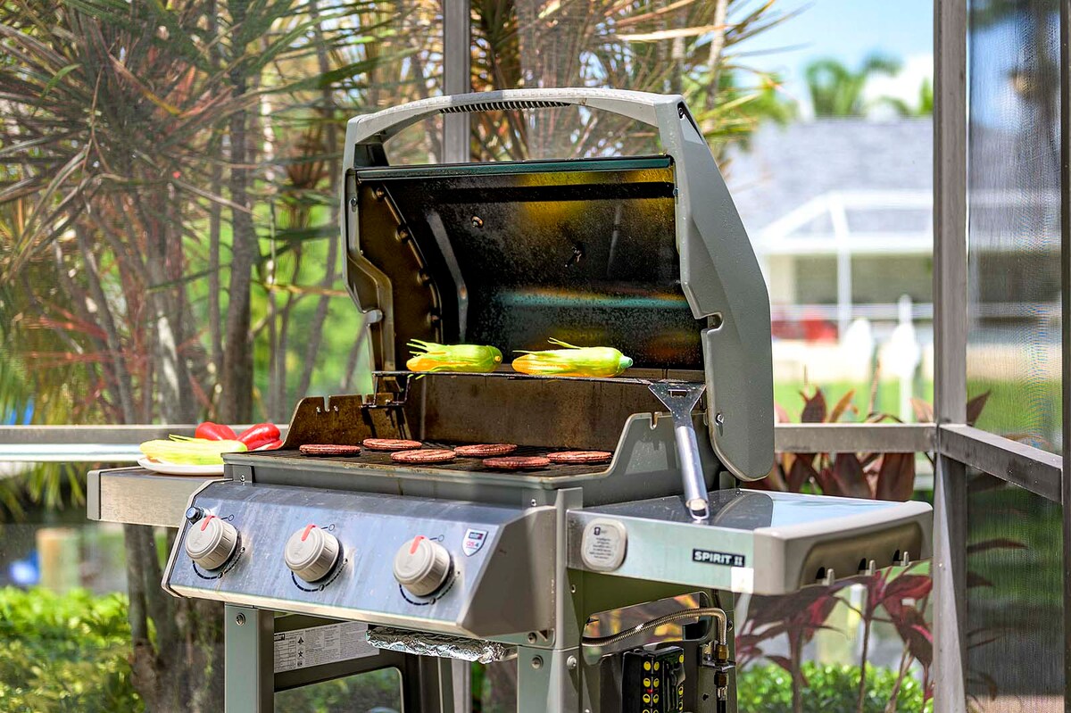 Wohnbereich mit Sofa und Smart-TV