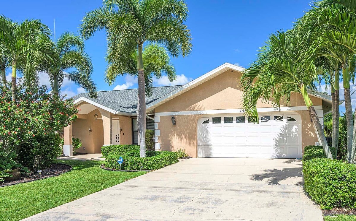 Beheizter Pool mit großer Lanai und Blick auf den Kanal.