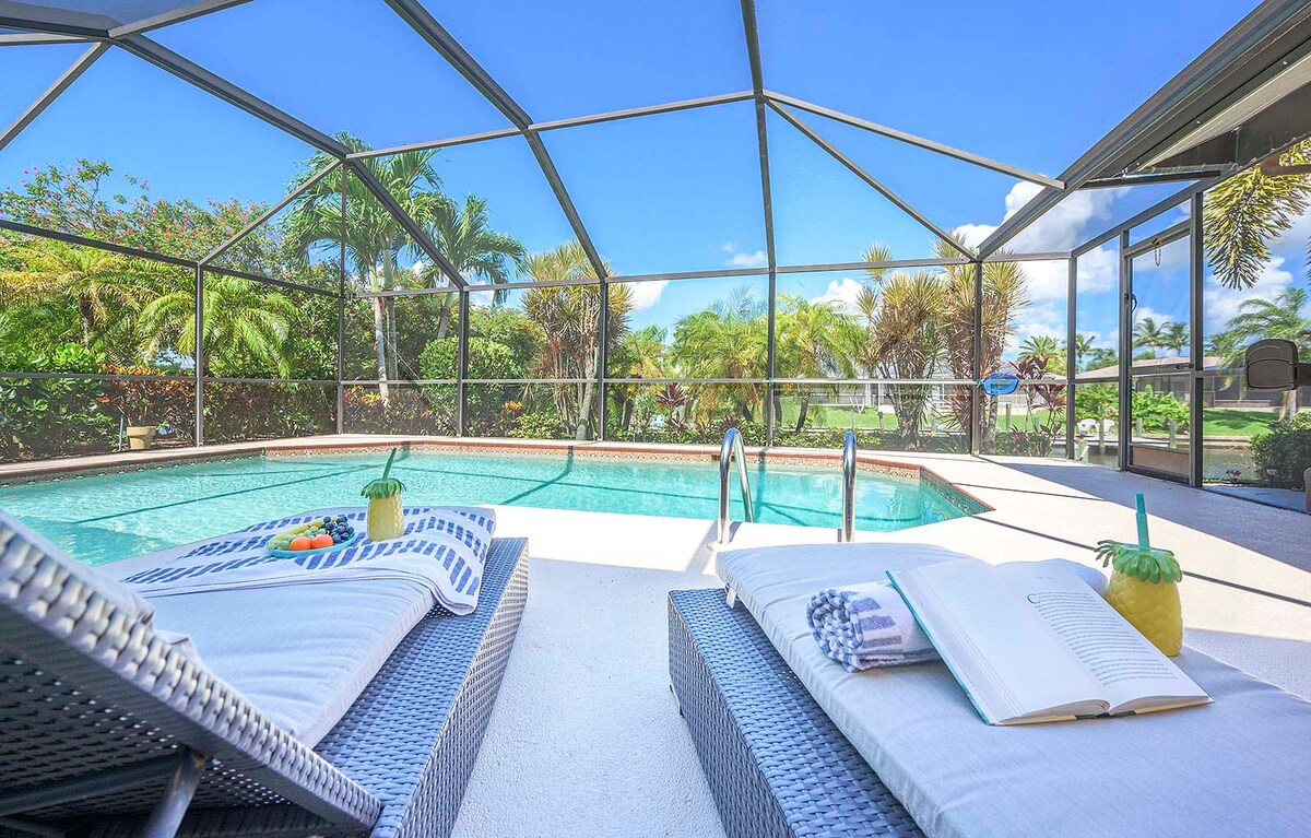 Wohnbereich mit Sofa und Sitzgelegenheiten