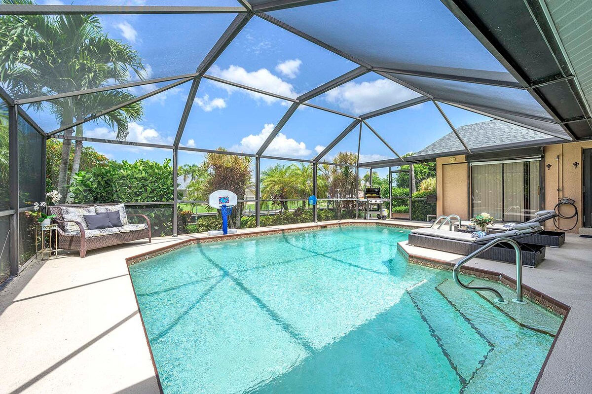 Beheizter Pool auf der Lanai mit Blick auf den Kanal und privatem Bootsdock.