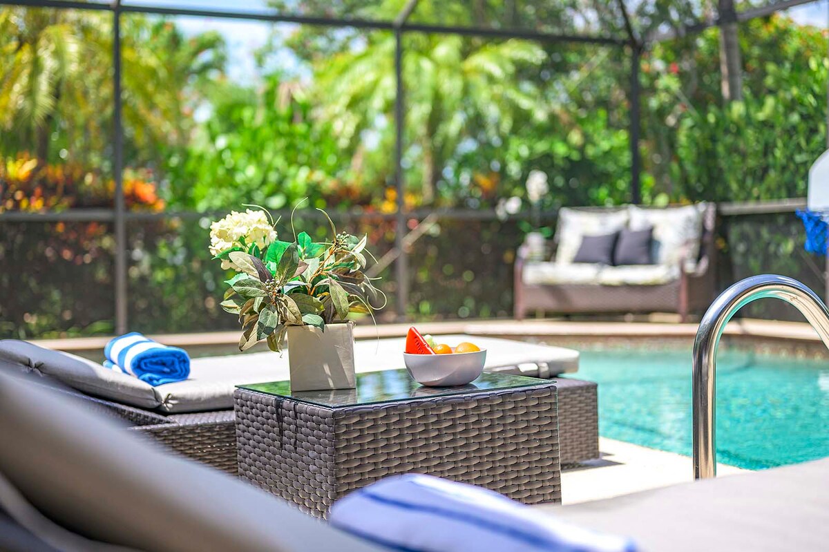 Wohnbereich mit Sofa und Sitzgelegenheiten