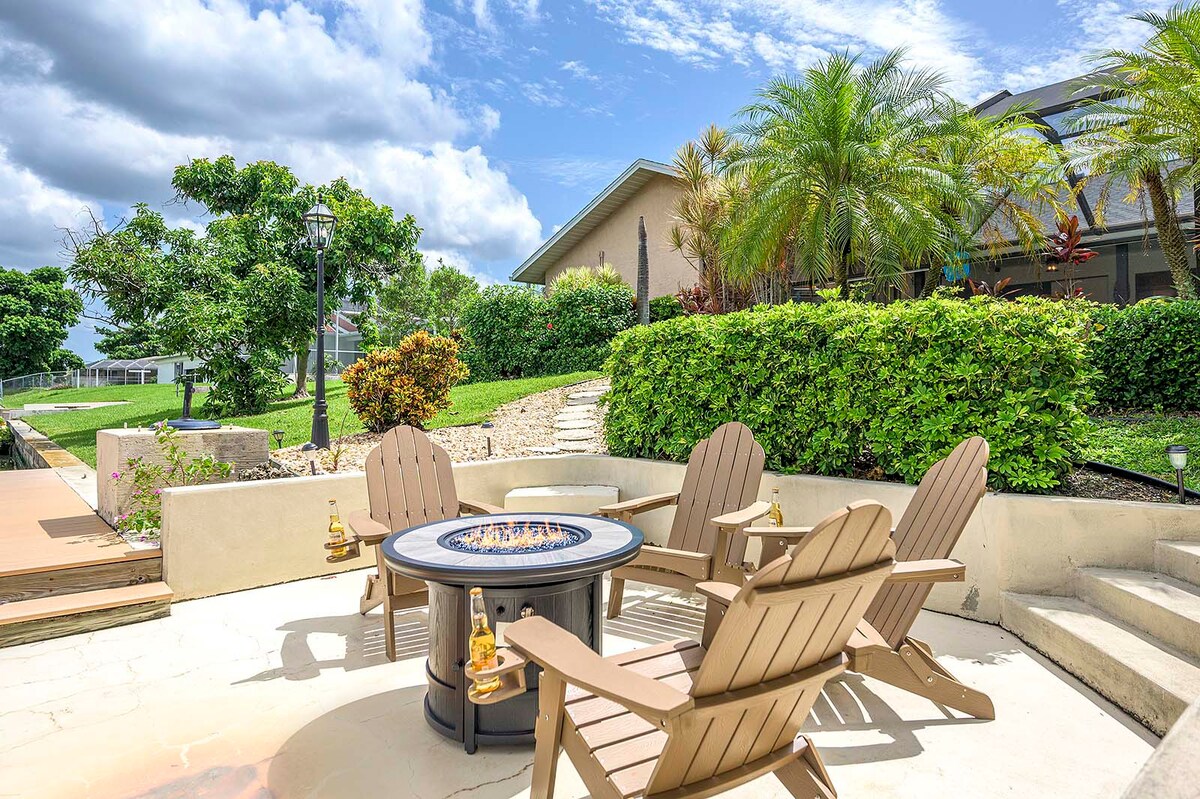 Überdachte Lanai mit Sitzbereich und Blick auf den Kanal.