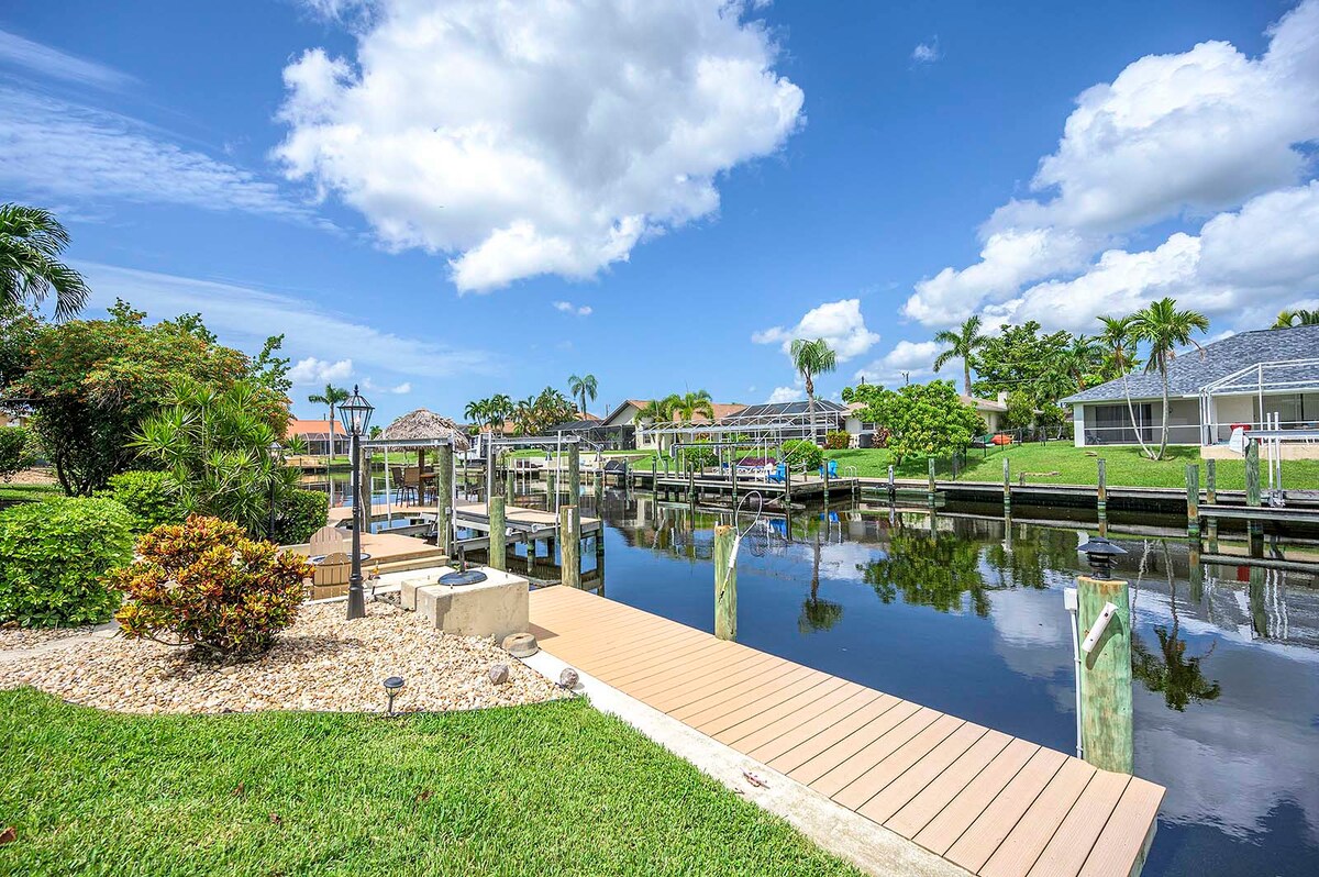 Wohnbereich mit Sofa und Smart-TV