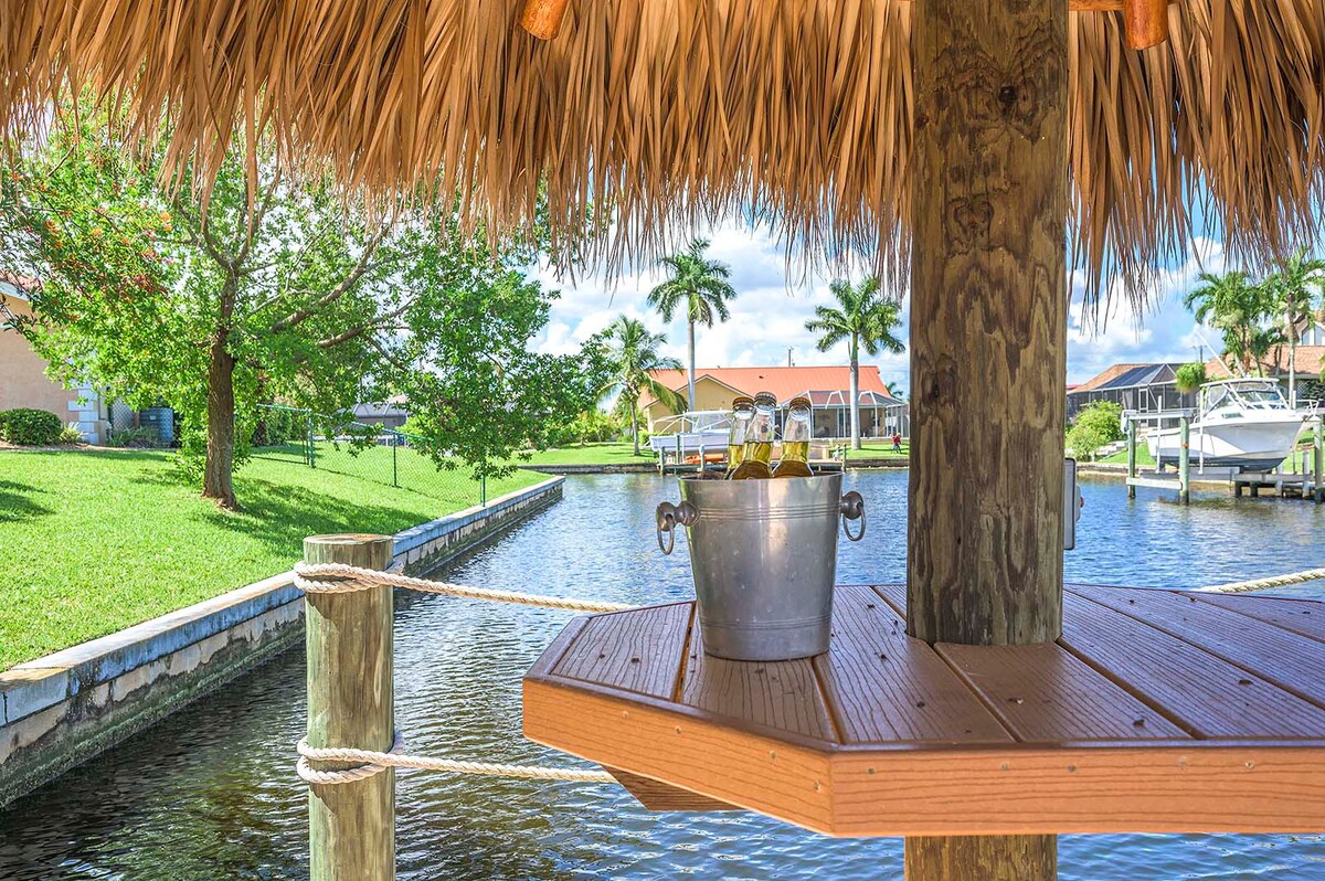 Beheizter Pool mit Blick auf den Kanal und Lanai-Sitzbereich.