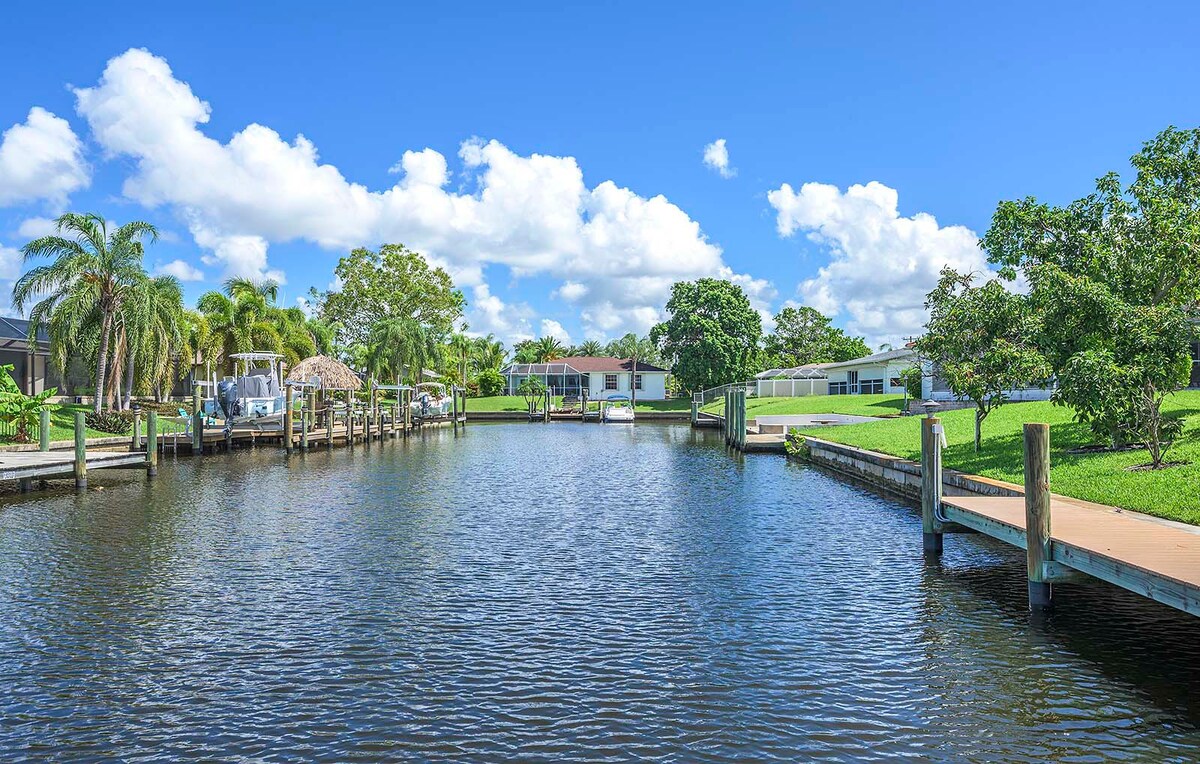 Beheizter Pool auf der Lanai mit Blick auf den Kanal und privatem Bootsdock.