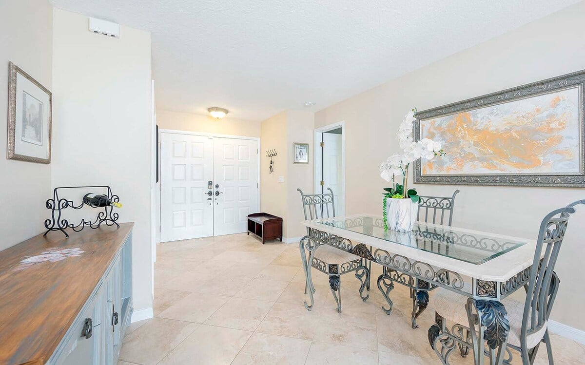 Wohnbereich mit Sofa und Smart-TV