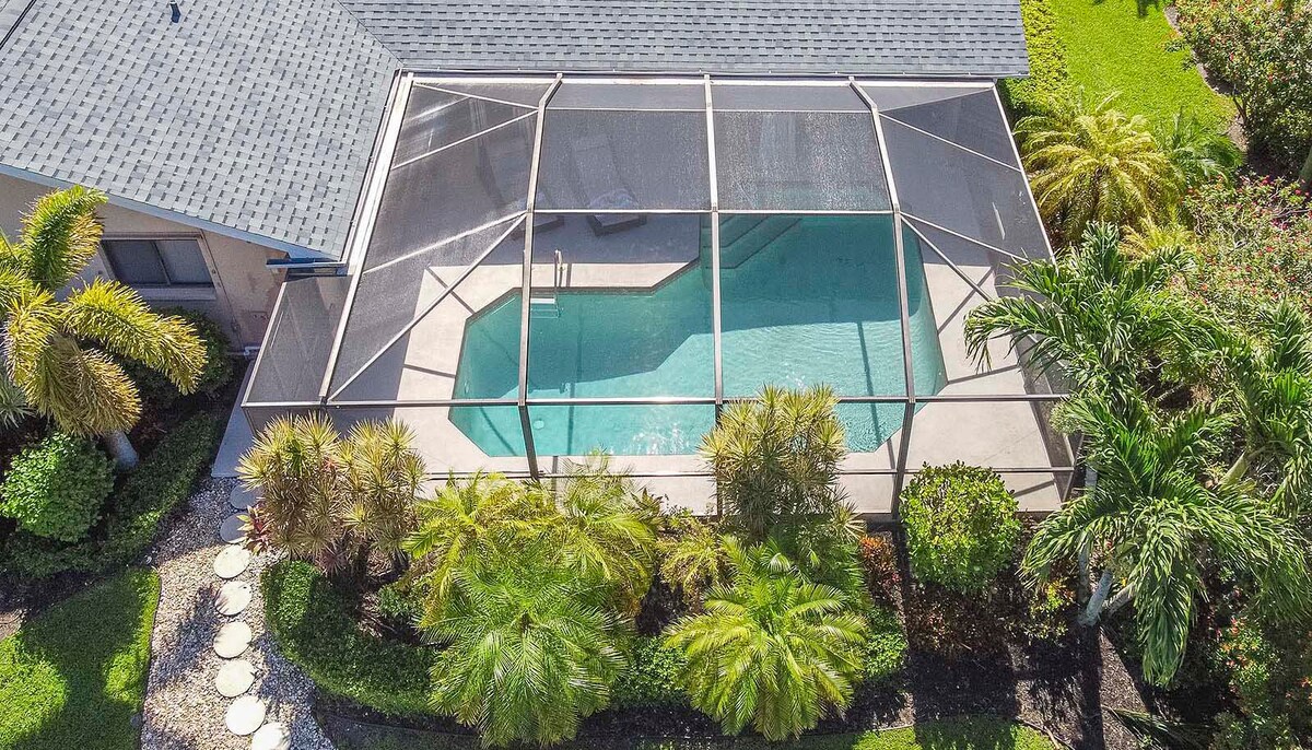 Wohnbereich mit Sofa und Sitzgelegenheiten.