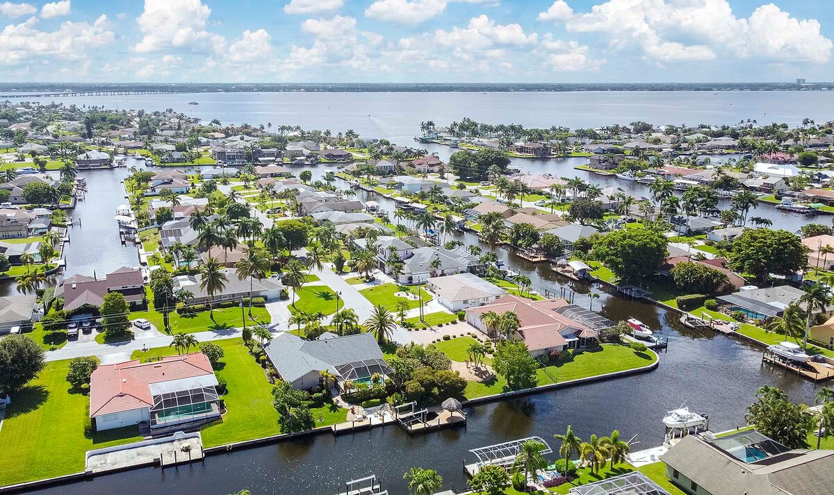 Wohnbereich mit Sofa und Smart-TV