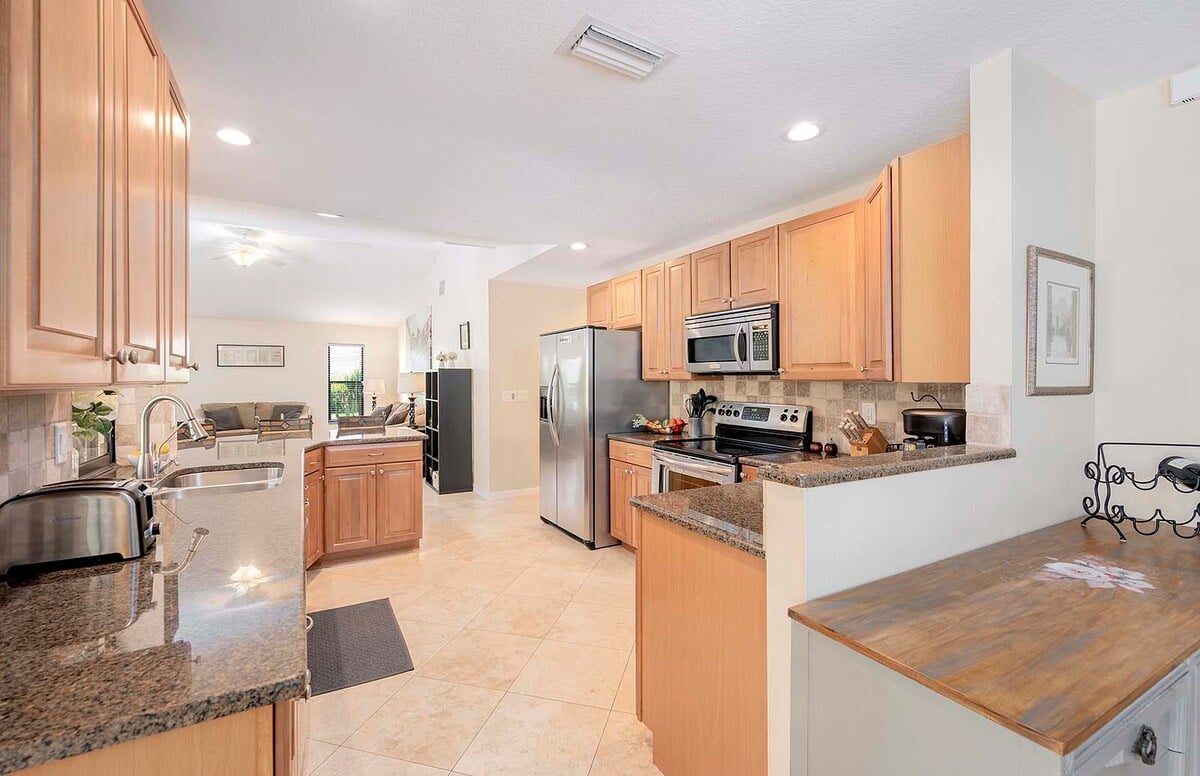 Wohnbereich mit Sofa und Sitzgelegenheiten im offenen Grundriss.