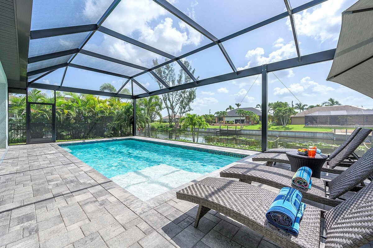 Beheizter Salzwasserpool mit Lanai und Blick auf den Kanal.