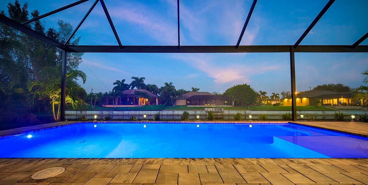 Beheizter Salzwasserpool mit Lanai, Sonnenliegen und Blick auf den Kanal mit privatem Dock.