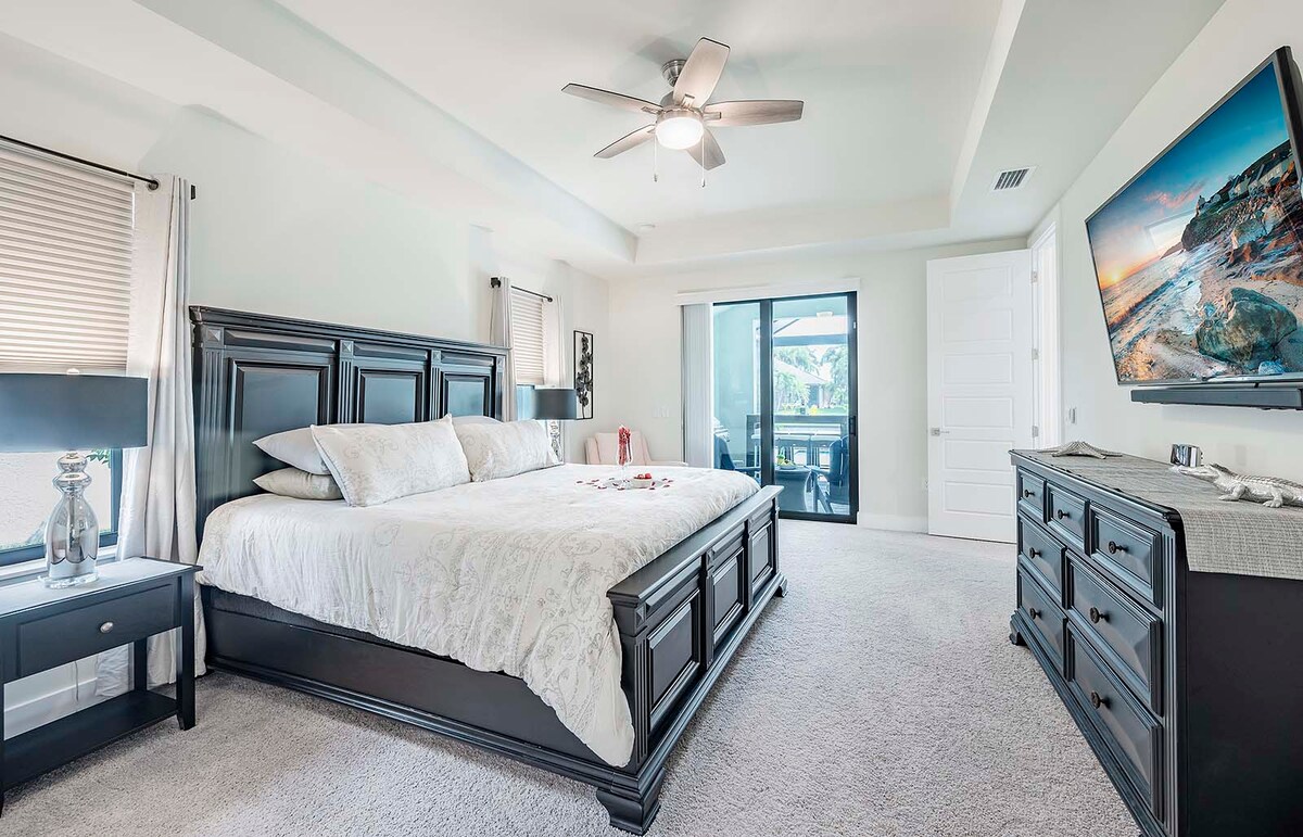 Beheizter Salzwasserpool mit Lanai, Außenküche und Blick auf den Kanal mit privatem Dock.