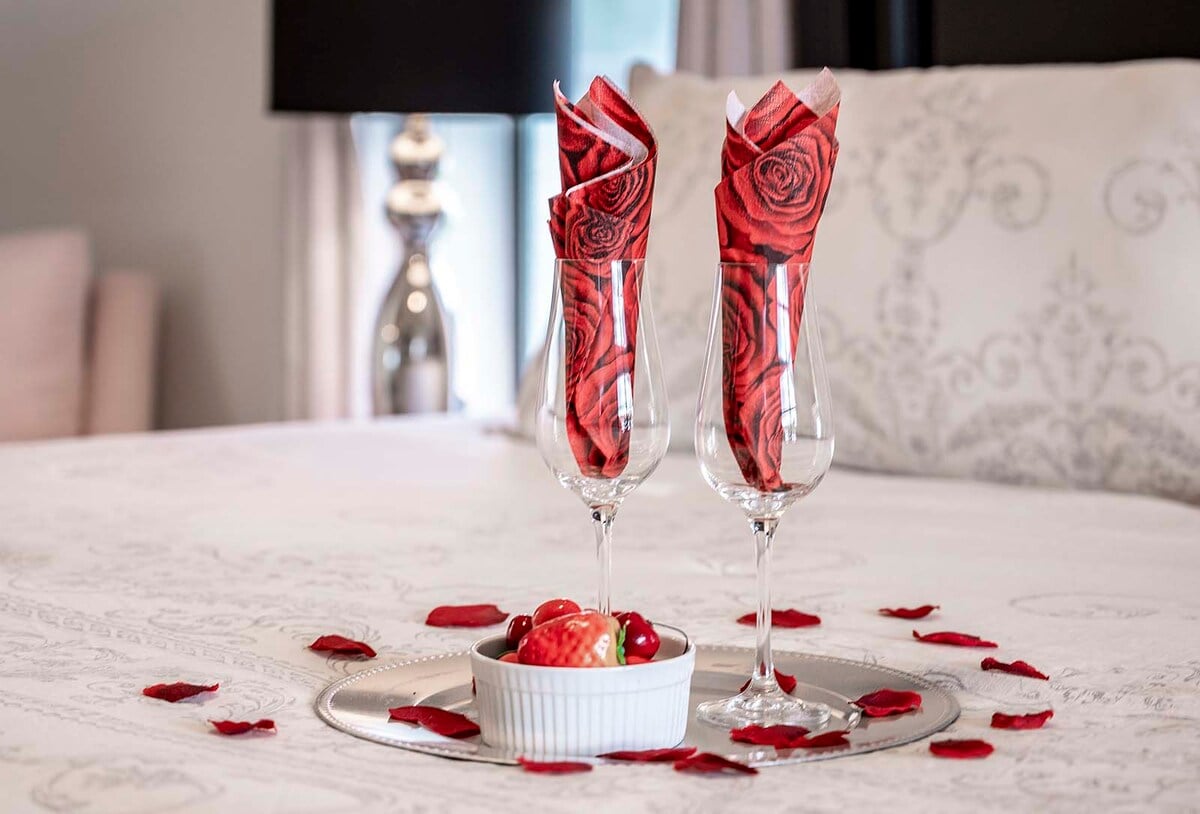 Beheizter Salzwasserpool mit Lanai, Außenküche und Blick auf den Kanal mit privatem Dock.