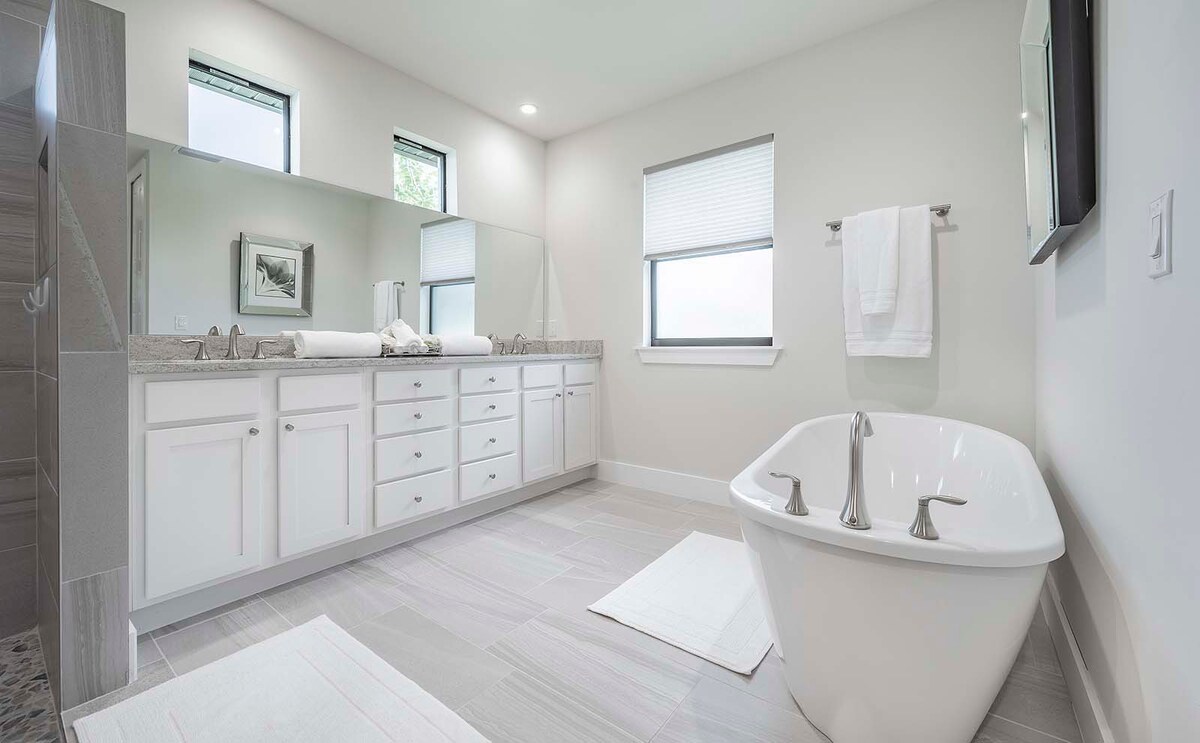 Beheizter Salzwasserpool mit Lanai und Blick auf den Kanal sowie privatem Bootsdock.