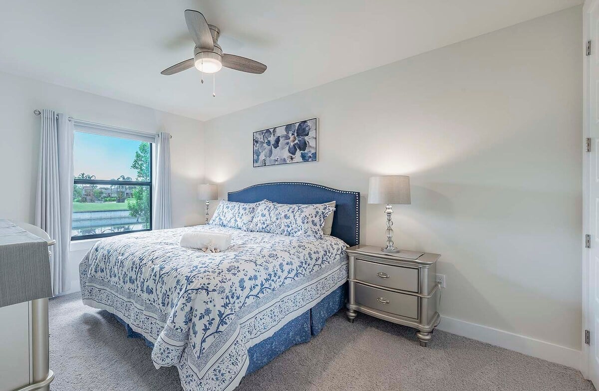 Beheizter Salzwasserpool mit Lanai, Außenküche und privatem Dock am Kanal.