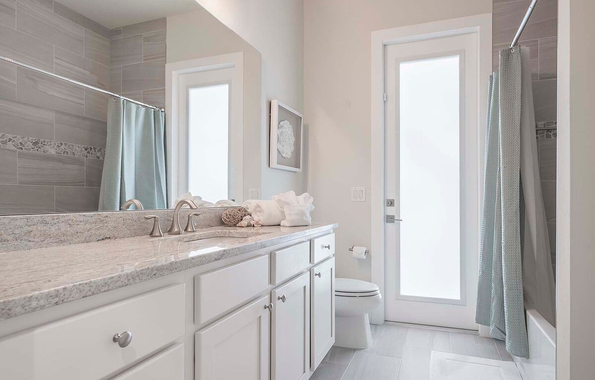 Beheizter Salzwasserpool mit Lanai, Außenküche und Blick auf den Kanal mit privatem Bootsdock.