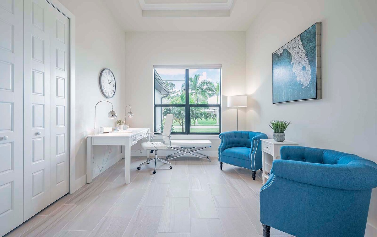 Beheizter Salzwasserpool mit Lanai, Außenküche und Blick auf den Kanal mit privatem Dock.