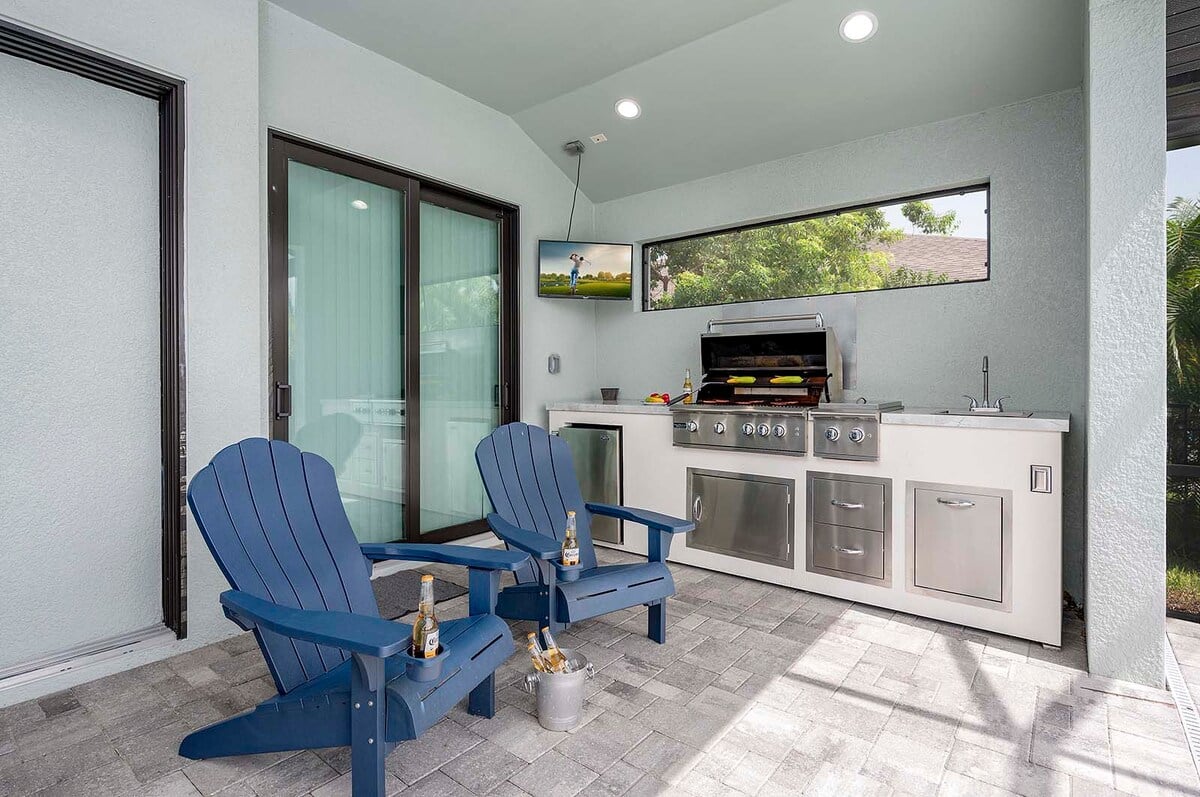 Beheizter Salzwasserpool mit großer Lanai, Außenküche und Blick auf den Kanal mit privatem Dock.