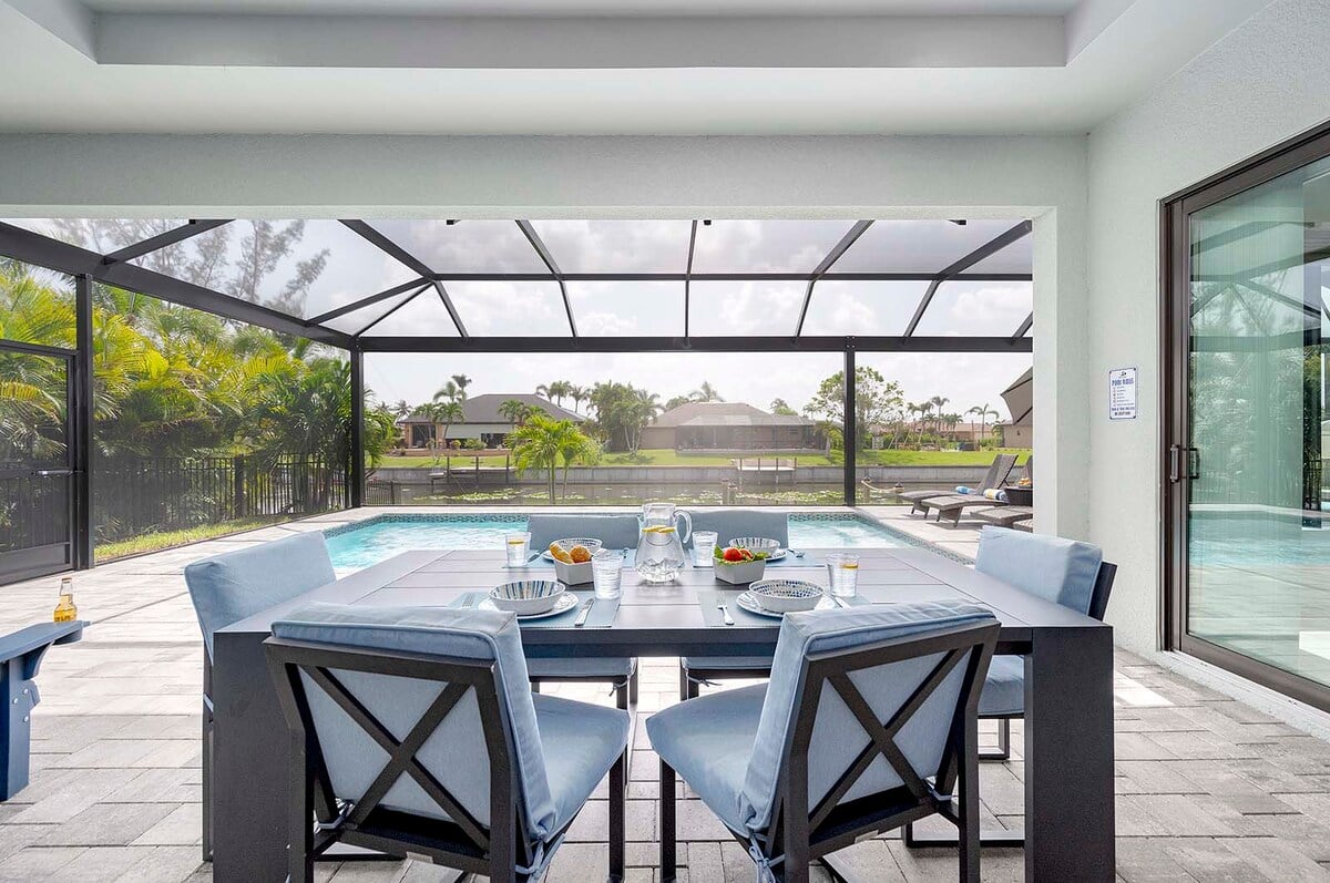 Beheizter Salzwasserpool mit Lanai, Außenküche und Blick auf den Kanal mit privatem Dock.
